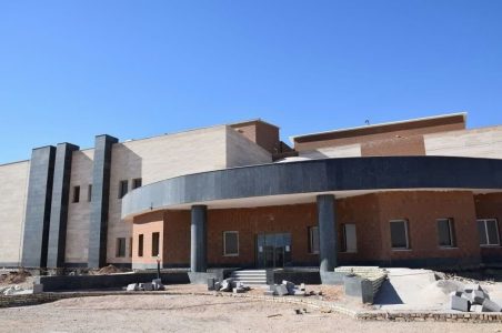 گلایه از رها شدن بیمارستان تازه افتتاح خوسف